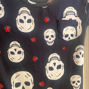 No Boundaries baby tee black with white skulls and red roses